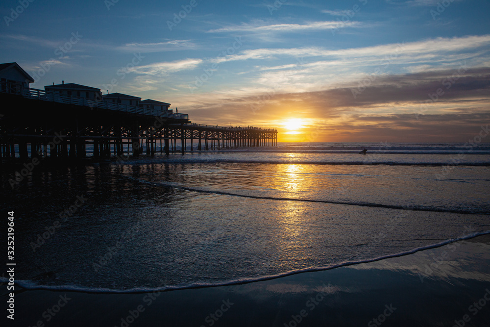 Obraz premium Pacific Beach sunset and pier