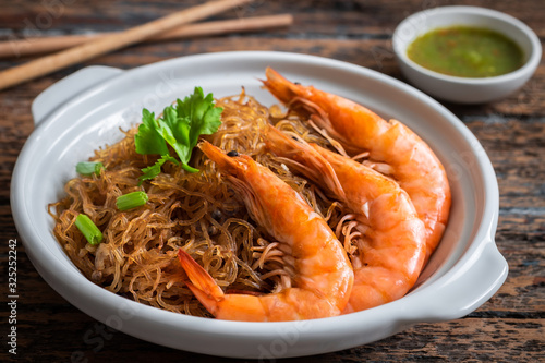 Bilde på lerret Baked prawn with vermicelli in white pot and spicy seafood sauce