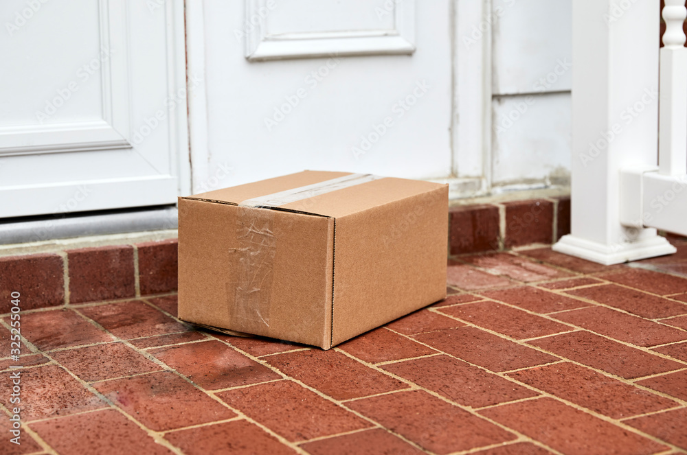 Foto Package on Front Door Step