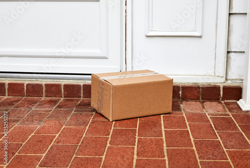 фотографія Package on Front Door Step