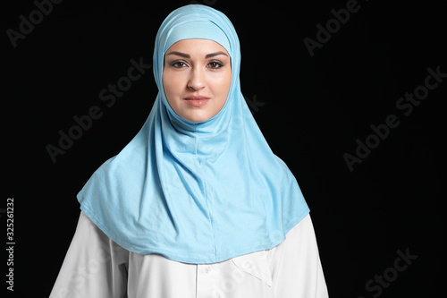 Beautiful Arab woman on dar...