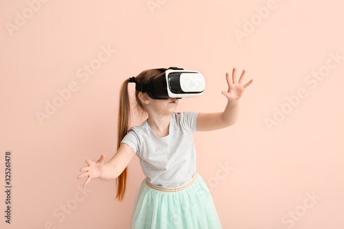 Little girl with virtual re...