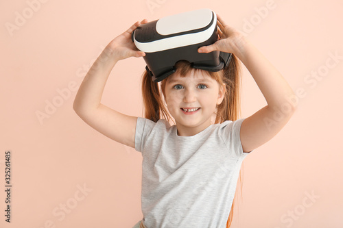 Little girl with virtual re...