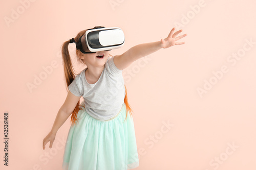 Little girl with virtual re...