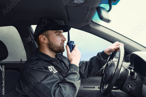 Cuadro en lienzo Male police officer driving car