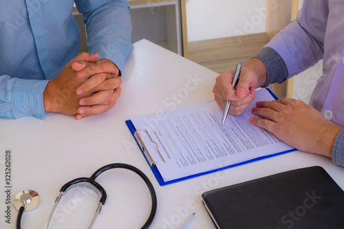 Doctor consultation Listen to the diagnosis of illness and discomfort. Guidelines for healthy health.