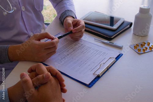 Doctor consultation Listen to the diagnosis of illness and discomfort. Guidelines for healthy health.