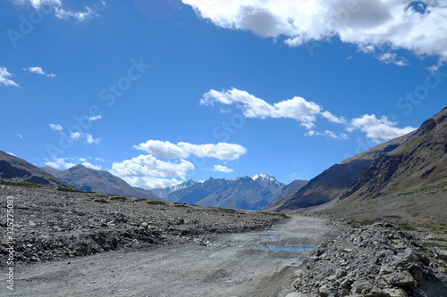 インドのラダック地方から陸の孤島と言われるザンスカールまでバイクでツーリングした時の風景　 © mizoyoko