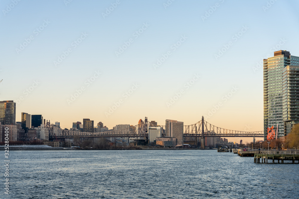 Obraz premium Long Island City, NY/USA - February 22, 2020: Ed Koch Queensboro Bridge at Sunset
