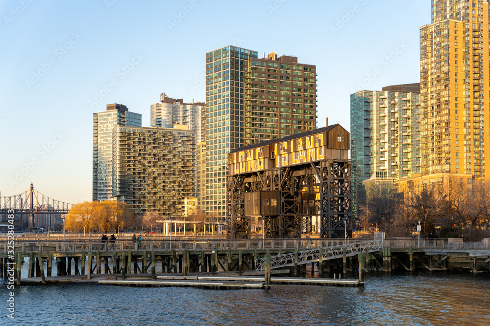 Obraz premium Long Island City, NY/USA - February 22, 2020: Gantry Plaza State Park at Sunset
