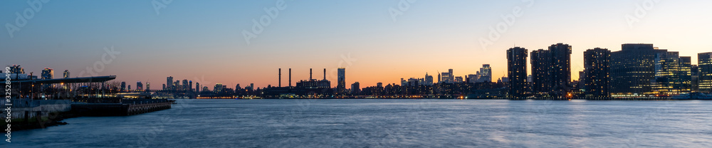 Obraz premium New York, NY/USA - February 22, 2020: New York City Skyline at Sunset