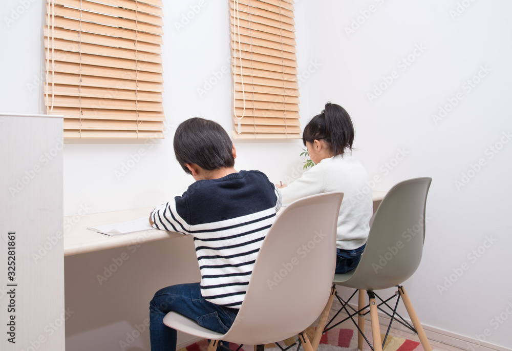 リビングで勉強をする小学生の子供 リビングで勉強をする小学生の子供