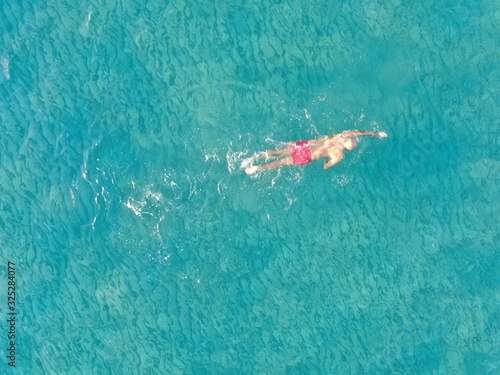 hombre nadando en el mar de una playa de Mallorca concepto de vacaciones y verano