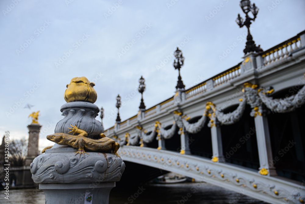 Fototapeta premium Un lézard sur le pont alexandre 3