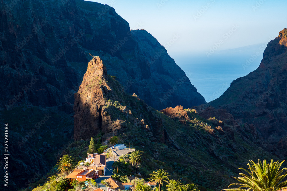 Obraz premium Bergdorf in Teneriffa im Sommer