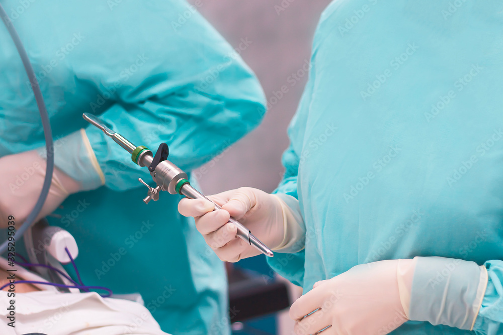 Surgical laparoscopic camera, minimally invasive. Closing operation in operating room endoscopy. during surgery, the surgeon transfers the instrument to endoscopy, trocar Surgical laparoscopic camera, minimally invasive. Closing operation in operating room endoscopy. during surgery, the surgeon transfers the instrument to endoscopy, trocar
