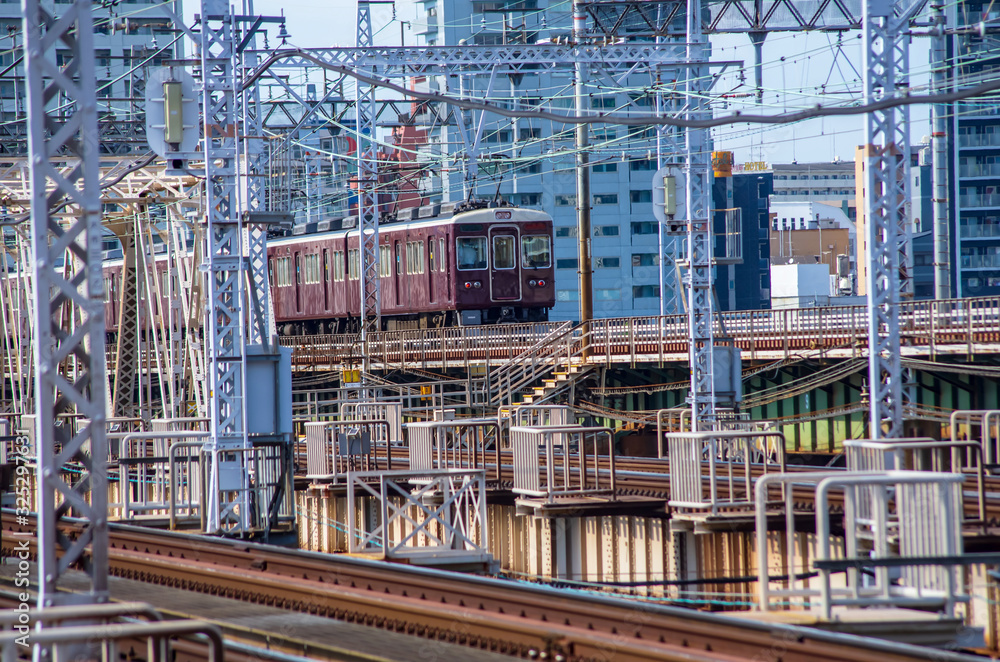 大阪・淀川に掛かる鉄橋を渡る電車