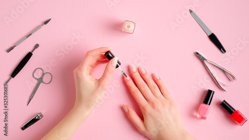 Fotografia Woman making manicure herself