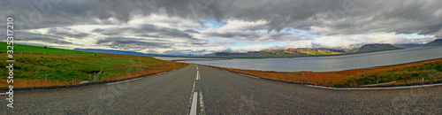 Panorama einer Straße in den Westfjorden im Norden von Island