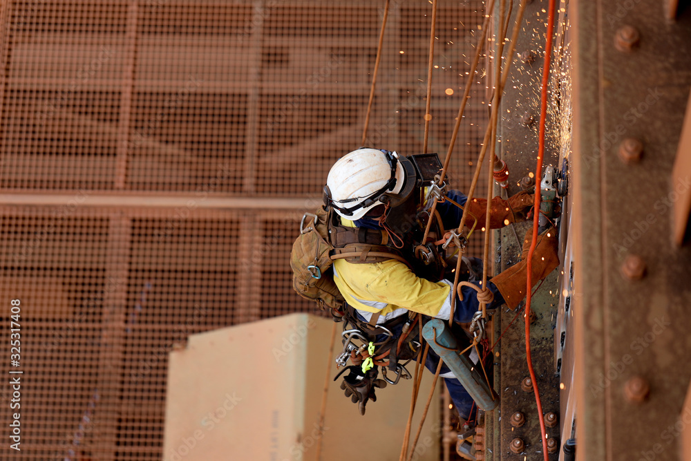 Foto de Tope view of rope access technician welder services wearing