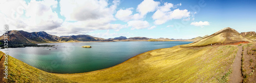 Panorama der malerischen Landschaft von Landmannalaugar mit Binnensee in Island photo