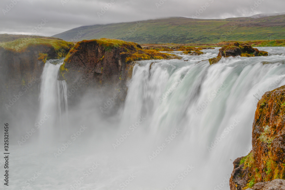 Der Godafoss mit seinen Stromschnellen, einer der spektakulärsten Wasserfälle Islands bei Akureyri im Norden Der Godafoss mit seinen Stromschnellen, einer der spektakulärsten Wasserfälle Islands bei Akureyri im Norden
