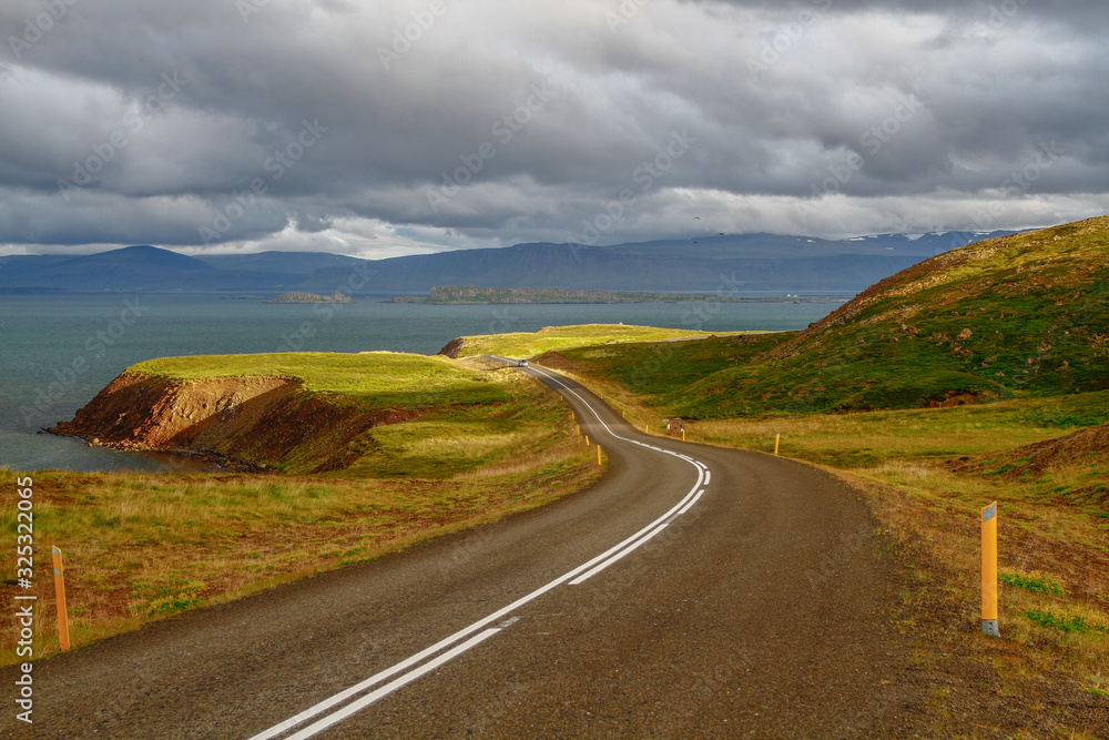 Straße durch die weite, einsame Landschaft im Norden von Island zu den Westfjorden
