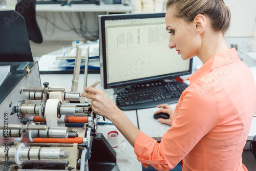 Fotografie Labels to be printed on being inserted into printing machine