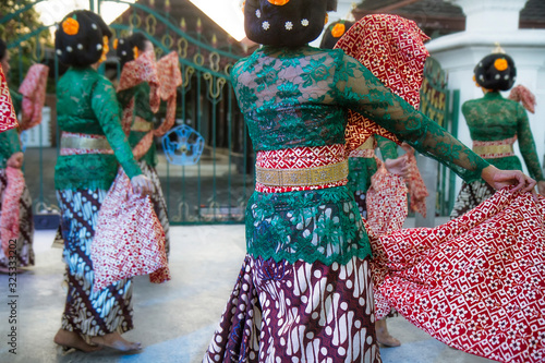 Fotografia backview of group of traditional javanese dancer  wearing kebaya and batik with