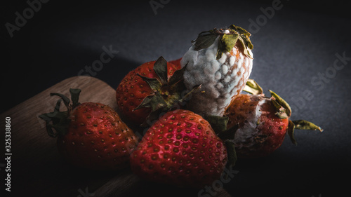 Canvas Print Rotten strawberries, raw food