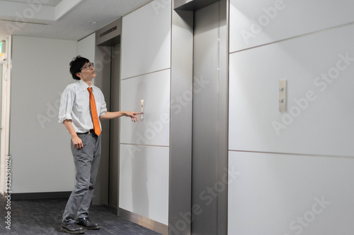 エレベーターを待つ男性