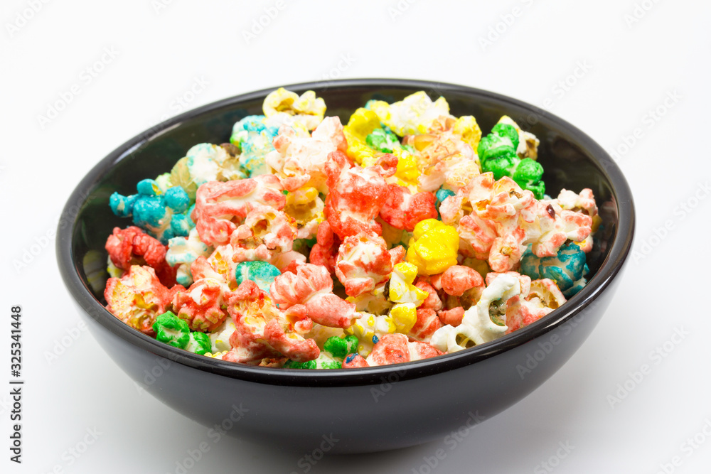 Bol de palomitas de maíz bañadas de azúcar de colores con fondo blanco Bol de palomitas de maíz bañadas de azúcar de colores con fondo blanco