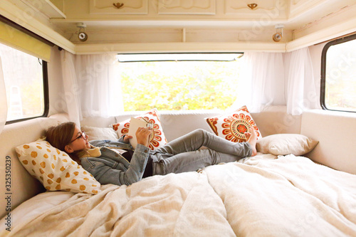 Fotografia Teenager reading book in caravan