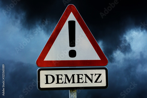 Demenz, Alzheimer, Vergessen - Verkehrsschild vor dunklem wolkigen Himmel