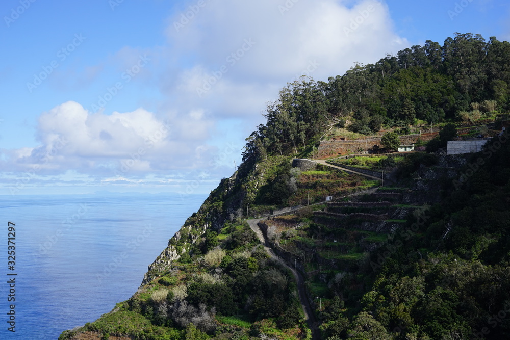 Berghang mit Straße und Feldern auf Madeira (Porto Moniz)