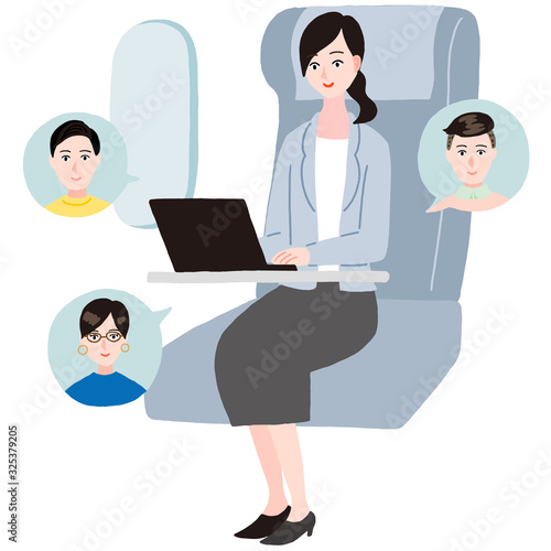 新幹線 飛行機でチャットをするスーツ姿の女性