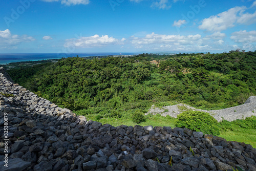 晴れた日の沖縄の空と海、世界遺産の今帰仁城跡 2