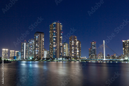 タワーマンションと隅田川の夜景