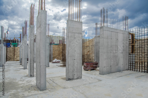 Building monolithic walls of a residential building