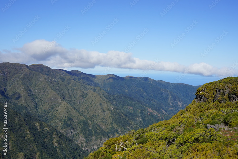 Blick von Paul da Serra auf Berge und den Atlantik
