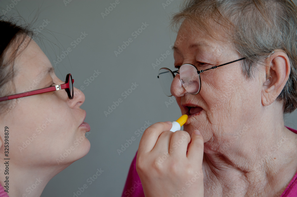 Foto de Elderly pensioners with hearing impairment received hearing aid of last modification in