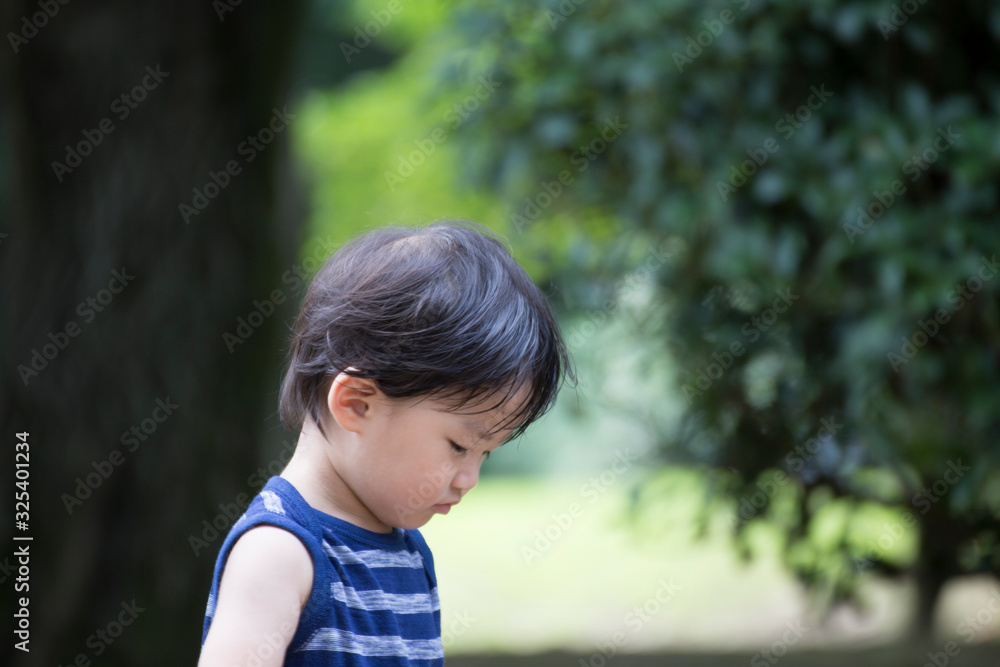 公園で遊ぶ無邪気で元気な男の子 公園で遊ぶ無邪気で元気な男の子