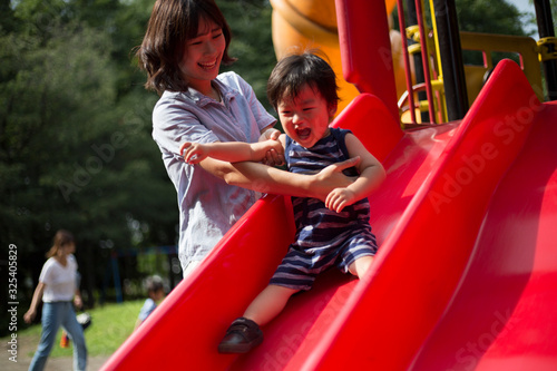 公園で遊ぶ無邪気で元気な男の子