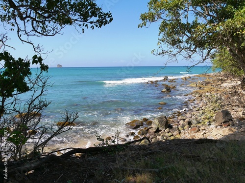 Fototapeta Naklejka Na Ścianę i Meble -  Anse des îles au Plessis Nogent dans le nord Basse-Terre en Guadeloupe