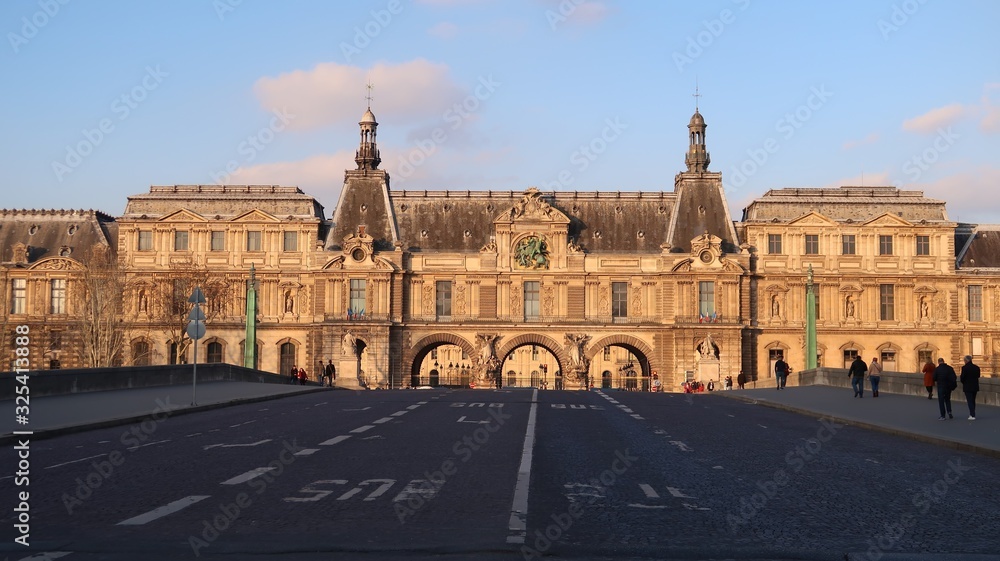 Paris, façade du musée / palais du Louvre, vu depuis le pont du Carrousel (France)