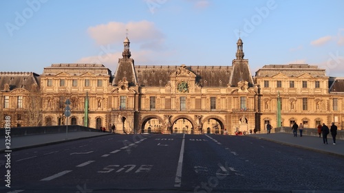 Fototapeta Naklejka Na Ścianę i Meble -  Paris, façade du musée / palais du Louvre, vu depuis le pont du Carrousel (France)