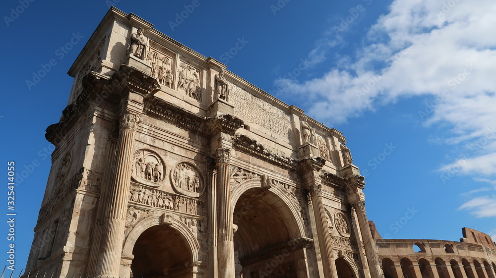 Rome, arc de Constantin (arcus Constantini) sur fond de ciel bleu, près du Colisée (Italie)