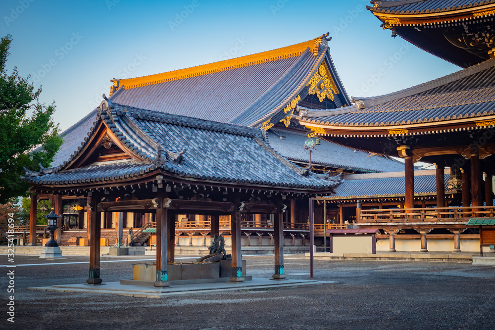 Fototapeta premium Japan. Kyoto. Higashi-Honganji temple in Kyoto. Religion in Japan. Japanese traditions. Iconic buildings in Kyoto. Travelling to Japan. The square in front of Higashi-Honganji temple.