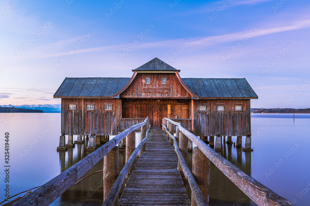 Bootshaus in Stegen am Ammersee zur blauen Stunde