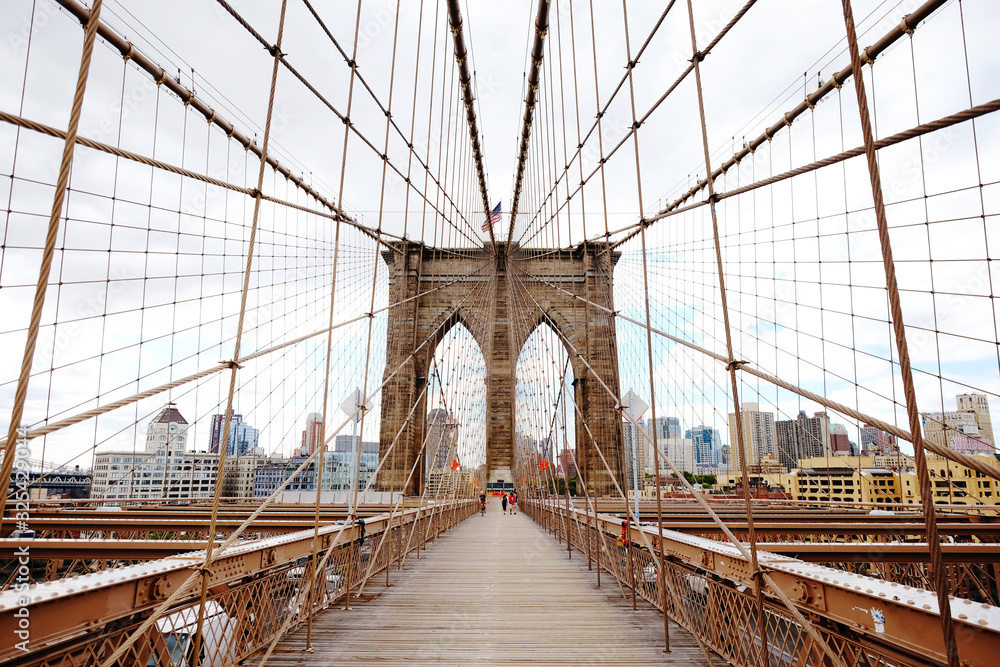 Fototapeta premium Brooklyn Bridge, Nowy Jork, USA. Piękny widok na Manhattan, Nowy Jork. Panorama centrum Manhattanu w dzielnicy finansowej. Zaplecze biznesowe.